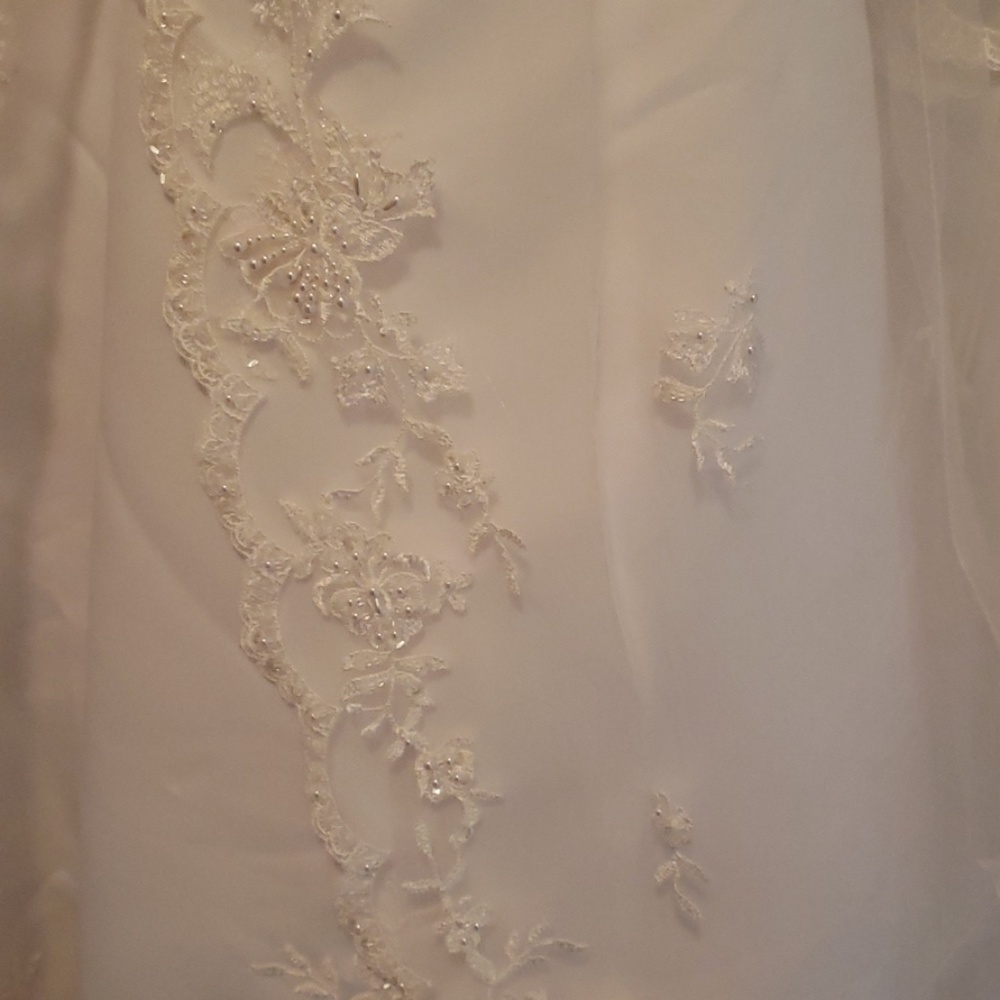 Wedding dress - Picture 4 of 8
